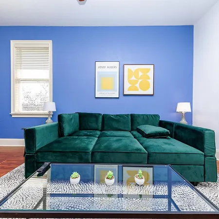 30A Modern Suite With King Bed, Parking, Pool And Balcony